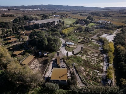 La explotación ganadera de la finca Maset del Boví con su estercolero en el fondo, en la derecha de la imagen la explotación ganadera de la finca Maset del Bolet, detrás, enganchado a estas dos fincas, Cal Barbeta.