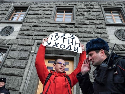Un hombre sostiene un cartel con el lema "Putin, dimisión", frente a la sede el FSB en Moscú, el pasado marzo.