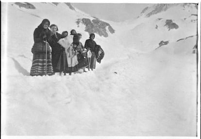 Imagen de archivo de 1938 de un grupo de mujeres por el Puerto Viejo de Bielsa.