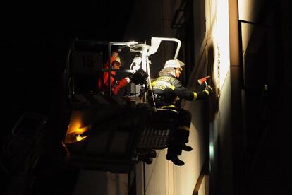 Bomberos chilenos examinan las grietas de un edificio en Santiago