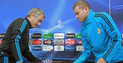 Mourinho y Pepe, durante la rueda de prensa