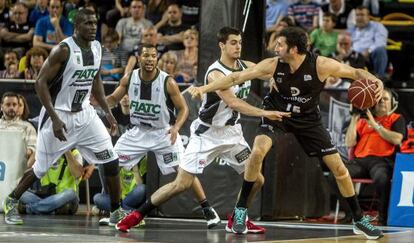 El alero Álex Mumbrú controla el balón ante tres jugadores del Joventud.