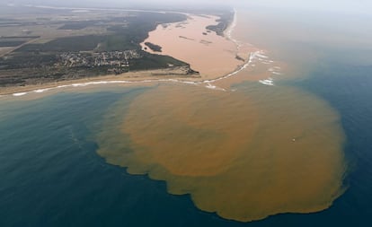 Depois de 17 dias e 700 quilômetros percorridos, a lama liberada pelo rompimento da barragem da mineradora Samarco chegou à foz do Rio Doce, na altura da cidade de Linhares (ES), pela primeira vez no sábado, dia 21/11.