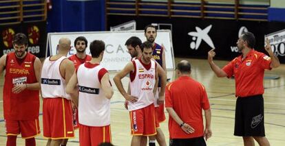 Orenga da instrucciones a sus jugadores durante un entrenamiento 