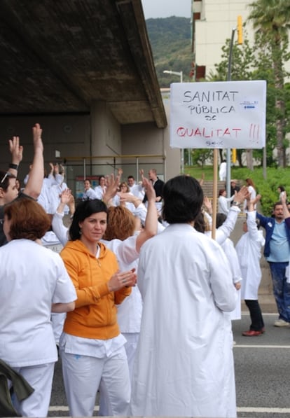Trabajadores se manifestan por los recortes en sanidad cortando la Ronda de Dalt, detrás el Hospital Vall d'Hebron de Barcelona.