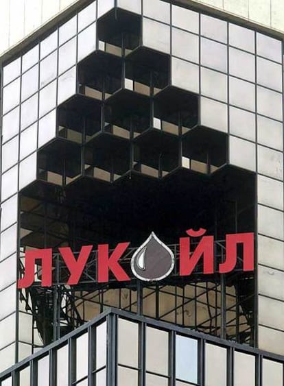 Logotipo de Lukoil en su sede de Moscú.