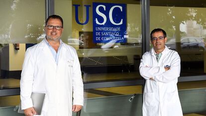 Federico Martinn y Antonio Salas, en las instalaciones del IDIS, en el Hospital Clnico de Santiago.