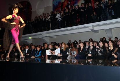 Catherine Deneuve, Farida Khelfa, Arielle Dombasle, Aissa Maiga, Olga Kurylenko, Paz Vega y Mouna Ayoub estaban en la primera fila del desfile de Jean Paul Gaultier.