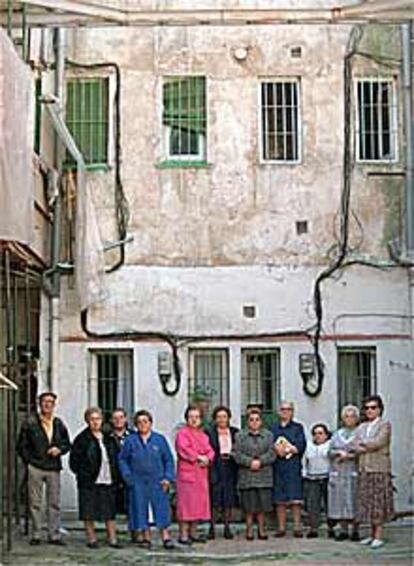 Los vecinos del inmueble número 16 de la calle de Oviedo, en Tetuán.