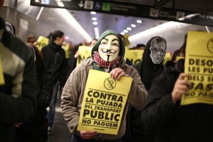 La plataforma 'No paguem' protestó ayer por el precio de los transportes públicos.