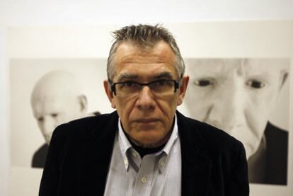 Jorge Molder, ante dos de las fotografías que se muestran en la galería Oliva Arauna.
