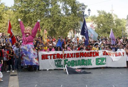 Decenas de personas protestan por las agresiones homófobas ocurridas el viernes por la noche en los alrededores del recinto festivo de la Aste Naguia.