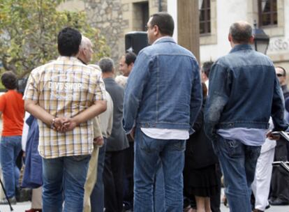 Varios guardaespaldas esperan a que concluya un acto político en que participan sus protegidos en Bilbao.