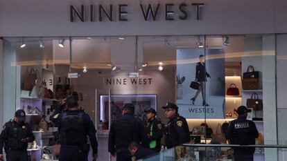 Policías en el centro comercial Reforma 222, en Ciudad de México.