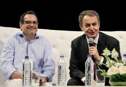 El expresidente del Gobierno espa&ntilde;ol Jos&eacute; Luis Rodr&iacute;guez Zapatero (derecha) y el director del peri&oacute;dico El Heraldo, Marco Schwartz, en 2014 en Barranquilla. 