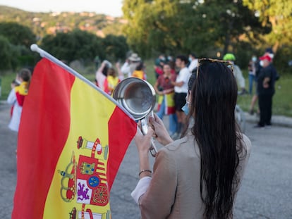 Participantes en una cacerolada en torno a la casa del vicepresidente del Gobierno Pablo Iglesias y la ministra Irene Montero en Galapagar, en mayo de 2020.