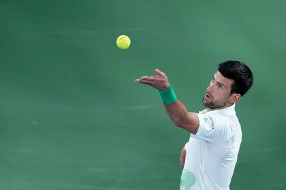 Djokovic sirve durante su partido contra Vesely en Dubái, la semana pasada.