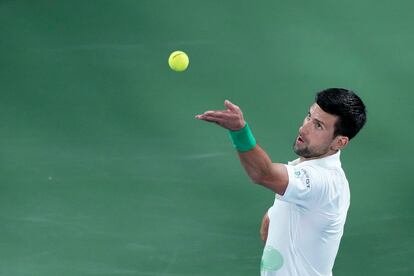 Djokovic sirve durante su partido contra Vesely en Dubái, la semana pasada.