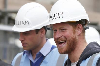 El príncipe Harry, con su hermano Guillermo al fondo, durante una visita a unas obras en Londres parte de un proyecto de la BBC en 2015.