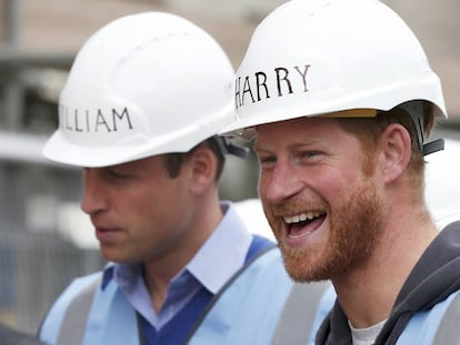 El príncipe Harry, con su hermano Guillermo al fondo, durante una visita a unas obras en Londres parte de un proyecto de la BBC en 2015.