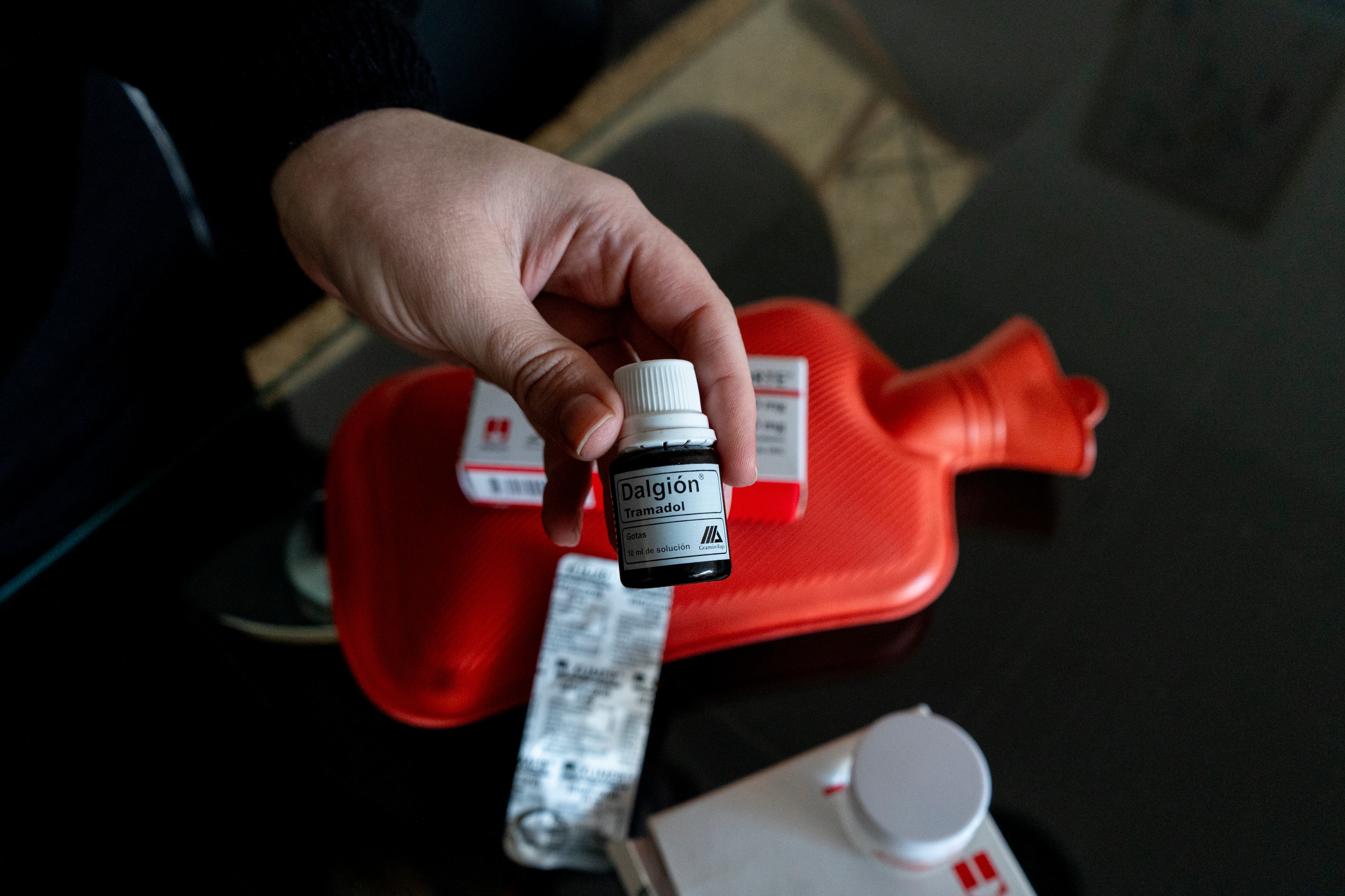 Algunos medicamentos, cremas y bolsa de calor, que utiliza Lucía Vázquez, para aminorar los síntomas.
