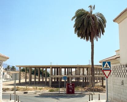 'Edificio zombi, rotonda y palmera' (Costa del Sol, agosto 2014).