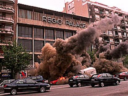 Momento en el que se produjo la explosión simulada en la avenida del Paral.lel frente al cine Regio.