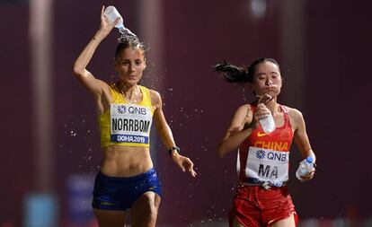 Cecilia Norrbom (I) y Yugui Ma en el maratón del Mundial de Doha.