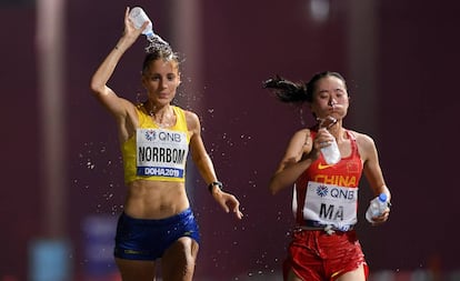 Cecilia Norrbom (I) y Yugui Ma en el maratón del Mundial de Doha.