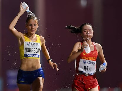 Cecilia Norrbom (I) y Yugui Ma en el maratón del Mundial de Doha.