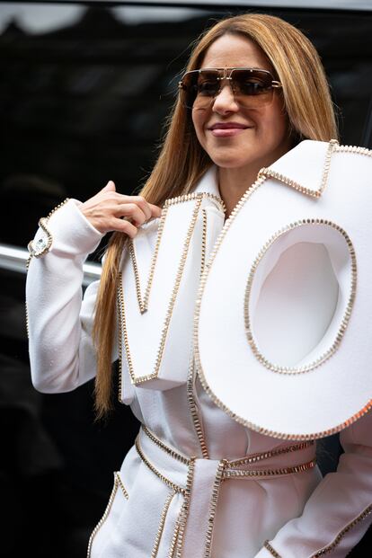 Para la ocasión, la cantante colombiana eligió un diseño vintage de la firma, que pertenece a una de sus colecciones de 2008. En la parte superior del abrigo-vestido lleva un gran NO.