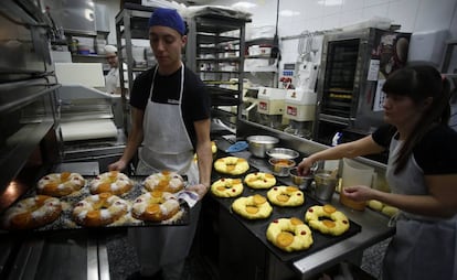 Jóvenes trabajadores en una pastelería de Madrid. 