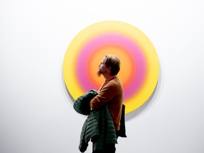 Un visitante en ARCO en el año 2024.