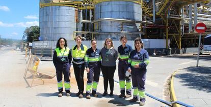 Grupo de trabajadoras de la biofábrica de Pontevedra. 