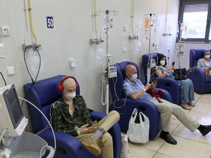 Cuatro pacientes en una sesión de quimioterapia en el hospital de día de oncología de La Paz.
