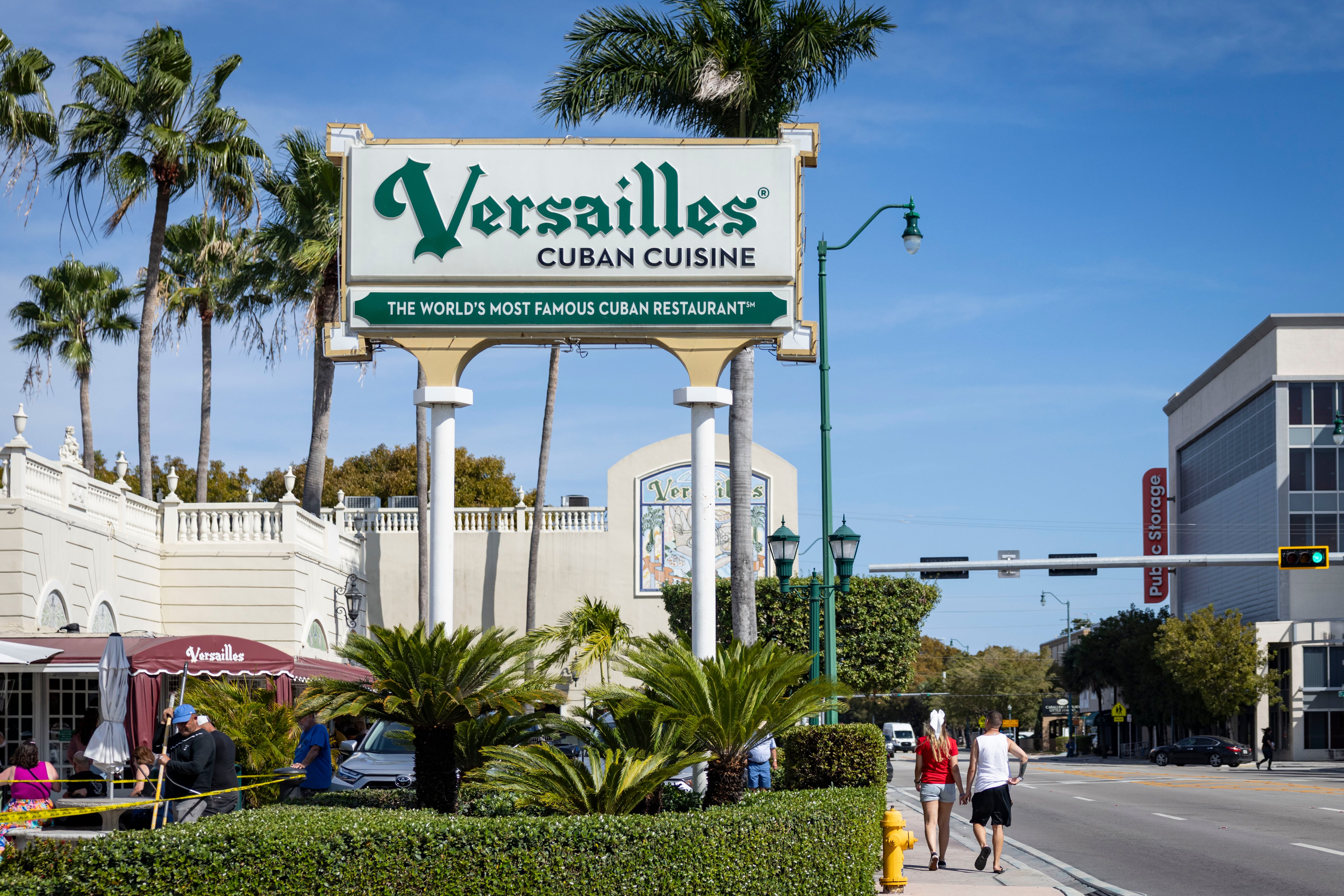Restaurante cubano Café Versailles, en la Calle Ocho, en La Pequeña Habana.