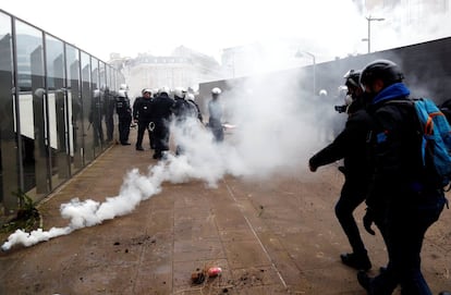 A polícia teve que intervir especialmente quando, no final da marcha, um grupo de 200 a 300 pessoas permaneceu na Comissão Europeia e transformou o fim da marcha em uma batalha campal. Na foto, policiais usam gás lacrimogêneo contra os mais violentos.