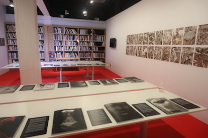 La sala principal de la PHotoEspaña Gallery con la exposición de los 25 años de 'Matador' y parte de la biblioteca al fondo.