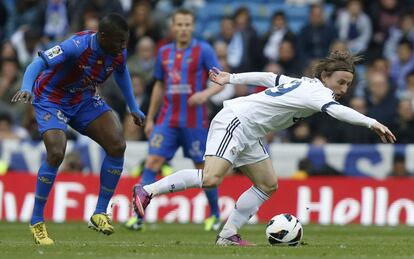 Modric supera a Diop.