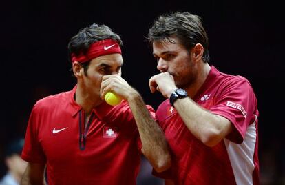 Federer habla con Wawrinka, ayer durante el partido