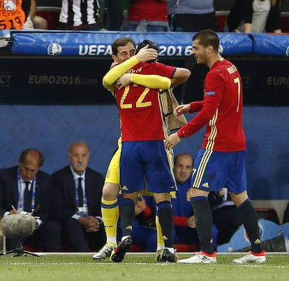 Iker Casillas abraza a Nolito ante la presencia de Álvaro Morata después del tercer gol.