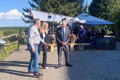 El presidente de la Reserva Federal, Jerome Powell (a la derecha), habla con los miembros del consejo de la institución, Lael Brainard y John Williams, en una pausa del encuentro de Jackson Hole.