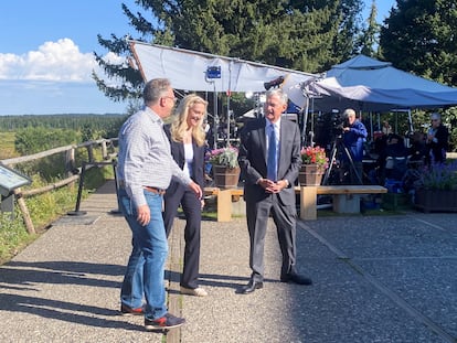 El presidente de la Reserva Federal, Jerome Powell (a la derecha), habla con los miembros del consejo de la institución, Lael Brainard y John Williams, en una pausa del encuentro de Jackson Hole.