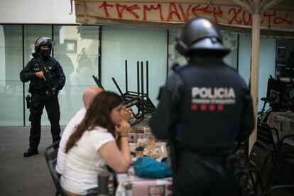 Además del tráfico de drogas, los agentes de la Policía Nacional comprueban la situación administrativa en la que se encuentran la mayoría de los sospechosos.