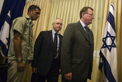 David Trimble (derecha) y el general Ken Watkin, a su llegada a la comisión israelí sobre la flotilla de Gaza.