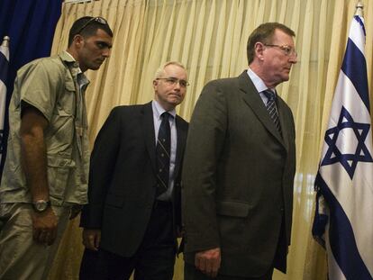 David Trimble (derecha) y el general Ken Watkin, a su llegada a la comisión israelí sobre la flotilla de Gaza.