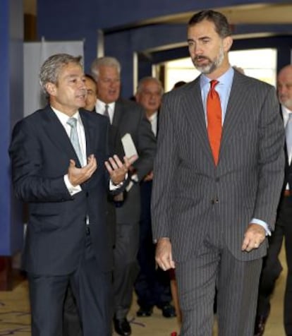 El Príncipe Felipe, junto al consejero comercial en Miami, Mario Buisan.