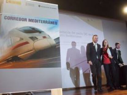 La Ministra Ana Pastor junto al Presidente de la Generalitat Valenciana , Alberto Fabra (i) y el alcalde de Castellón, Alfonso Bataller (d) durante la presentación del Proyecto del CorredorFerroviario Mediterráneo.