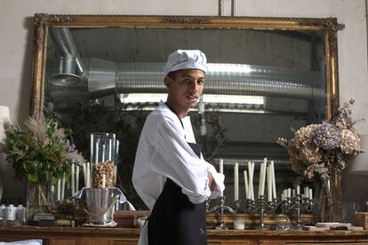 Hamza Baghrir posa en el restaurante Ovillo, en Madrid, donde se prepara para ser cocinero.