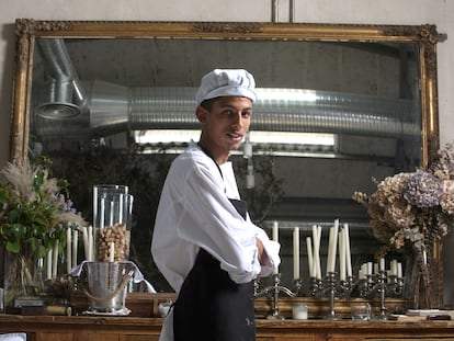 Hamza Baghrir posa en el restaurante Ovillo, en Madrid, donde se prepara para ser cocinero.